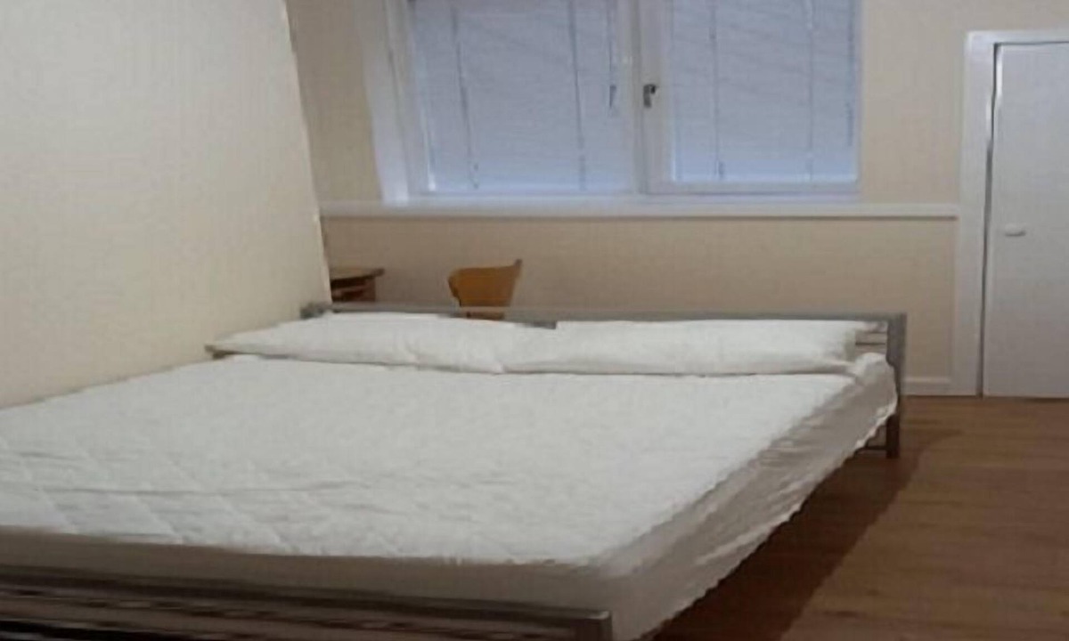 Bonnington Apartment | Lovely spacious double bed sleeps 8