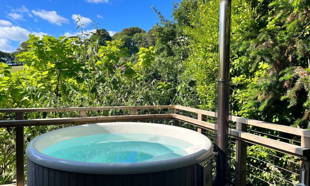 Kingsbridge Cabin | Lower Coombe Royal- Magnolia Lodge with Hot Tub