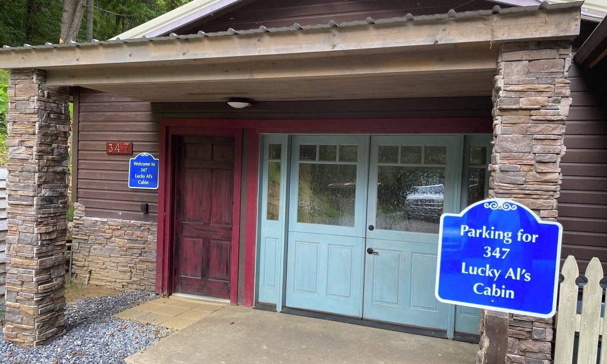 Clyde Cabin | Lucky Al’s Cabin at Riverside Farm