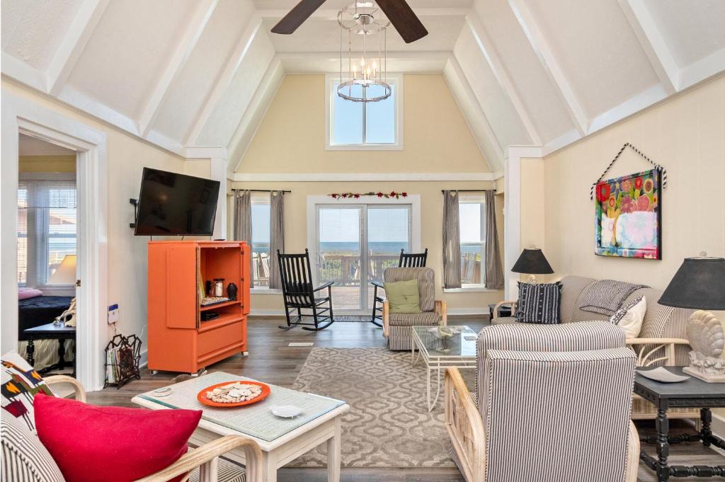 Caswell Beach House | Lukes Hideaway by Oak Island Accommodations