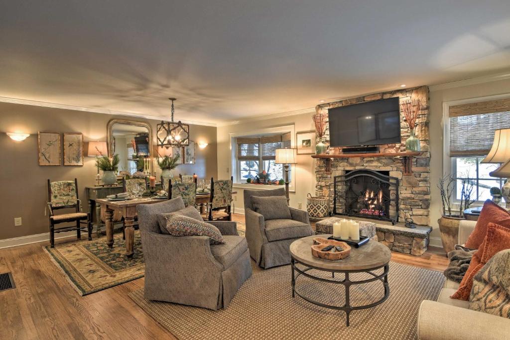 Mirror Lake House | Lush Mirror Lake Cottage Rental with Private Deck