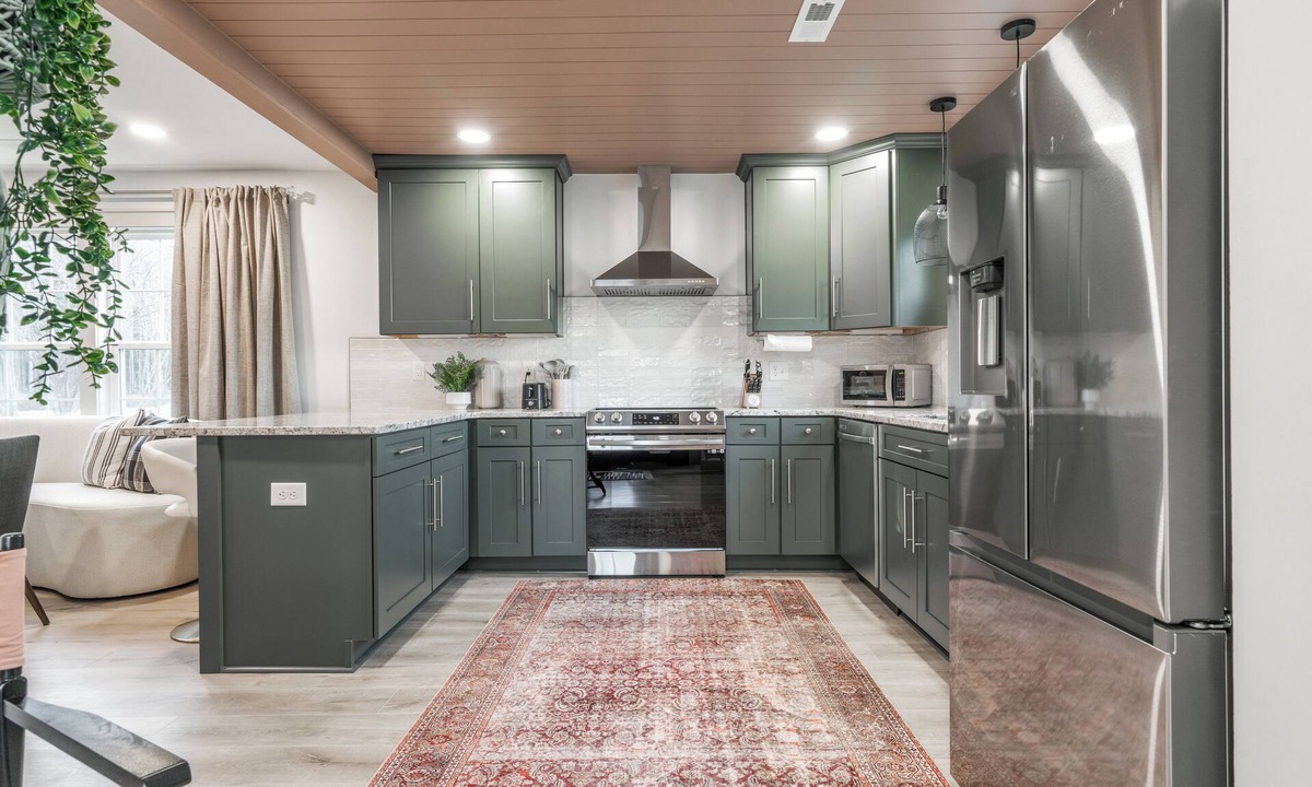 Southmont House | Luxe Cottage w/hot tub + firepit + library near lake. Pet friendly!