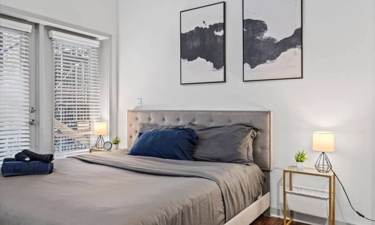 Cherry Apartment | Luxe King Bed Studio in Midtown!