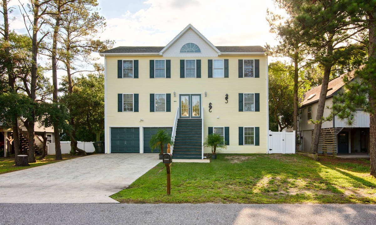Colington House | Luxurious 4 BR Family Retreat with Pool
