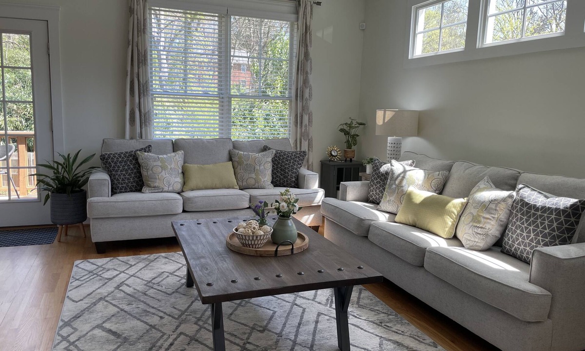 Durham House | Luxurious Downtown Home with 4 King Beds, 3min to downtown, 5min to Duke