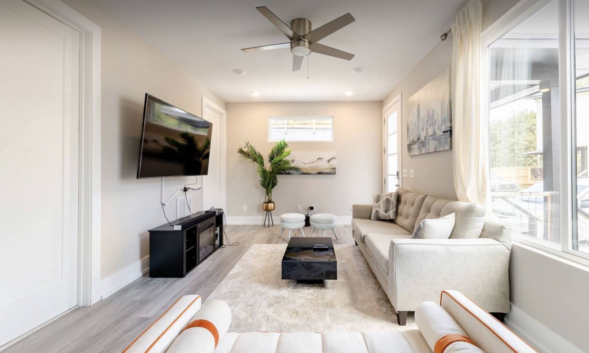 Hayes House | Luxurious Getaway Home with Rooftop Patio 10mins to downtown Durham and Duke