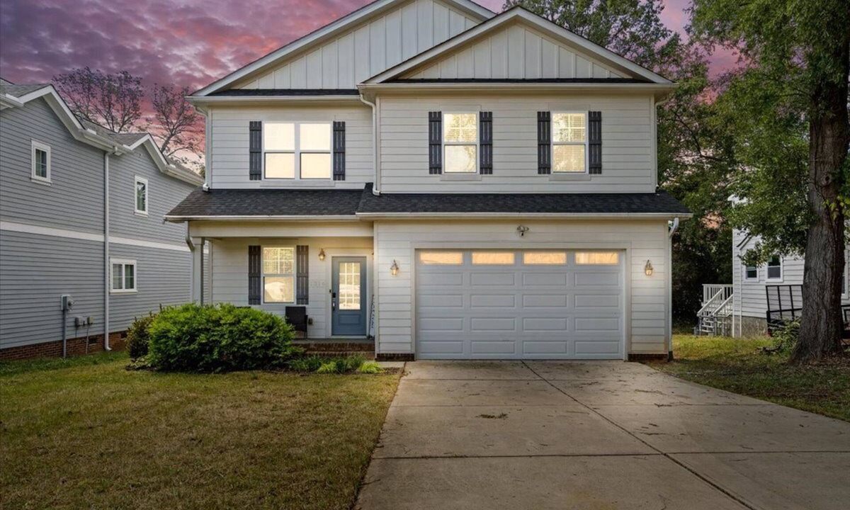 Dilworth House | Luxurious, Sleeps 13, Pool Table & Game Room, Spacious, 5 mins to Uptown
