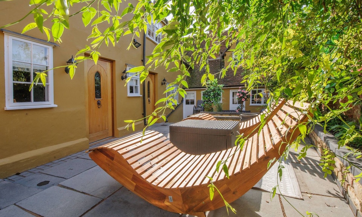 Saffron Walden House | Luxury 2 Bed Manor House Hot Tub Cinema Room Skytv