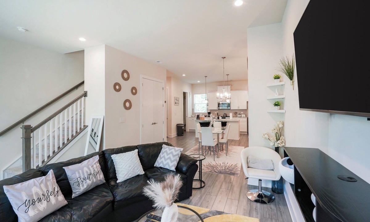Charlotte House | Luxury 3BR & 3BA townhouse 5 Mins to BOA, Spectrum & Uptown Fam & Biz Ready