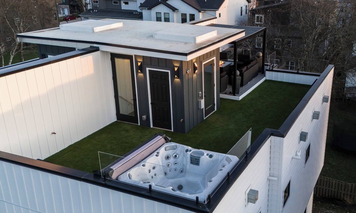 Haynes Area House | Luxury 4BR Townhome w/Rooftop Hot Tub + Cabana