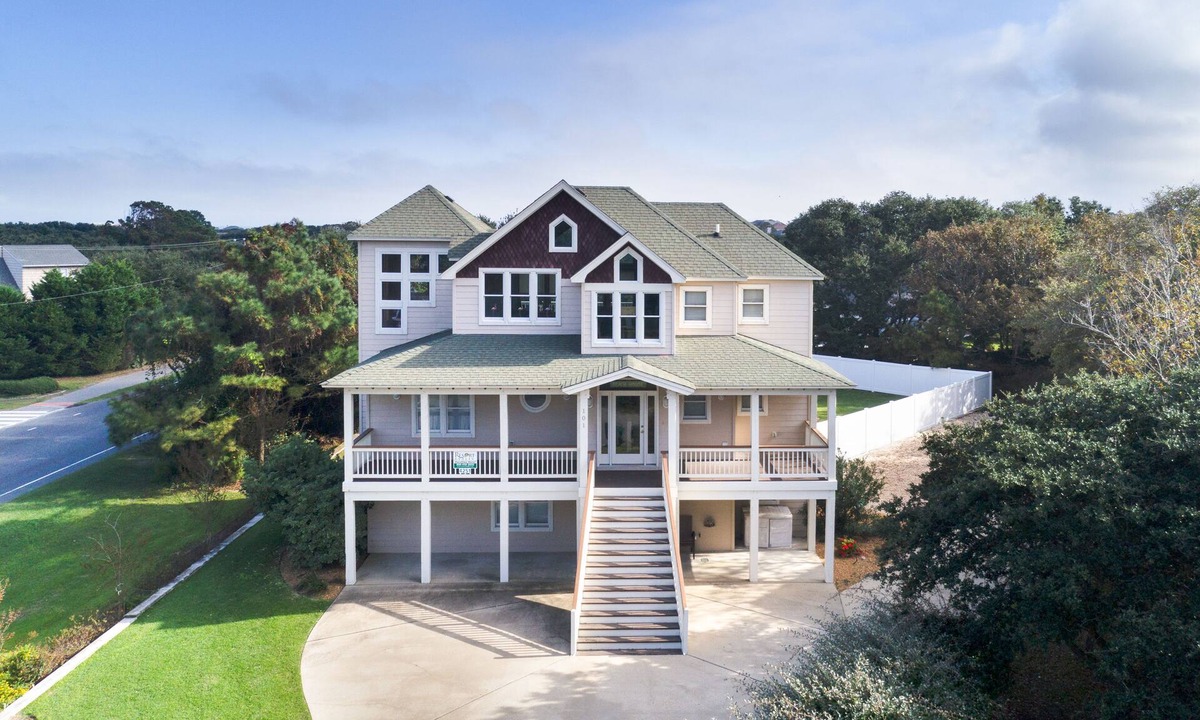 Duck House | Luxury 7 bedroom with private pool, volleyball court, WiFi, and keyless entry.