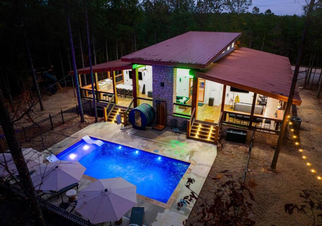 Hochatown House | Luxury Broken Bow Cabin - Private Pool, Pickleball , Sauna & Mini Golf - Sleeps 16
