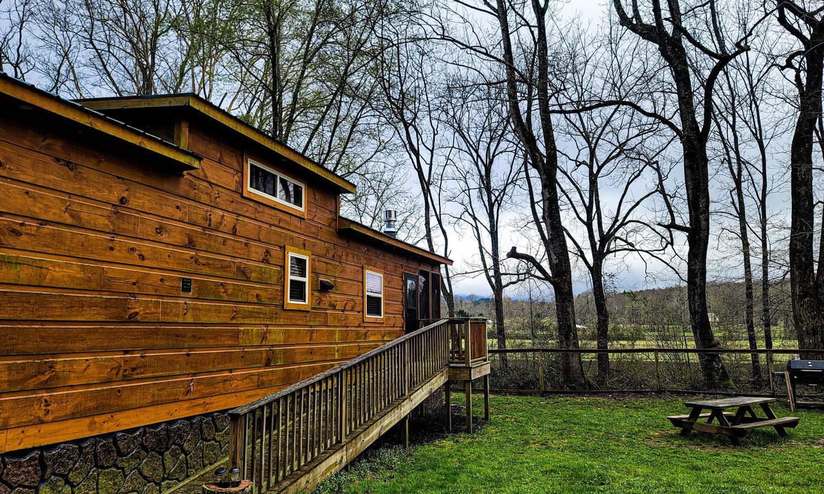 Andrews Cabin | Luxury Cabin on the River Surrounded by Stunning Mountain Views!