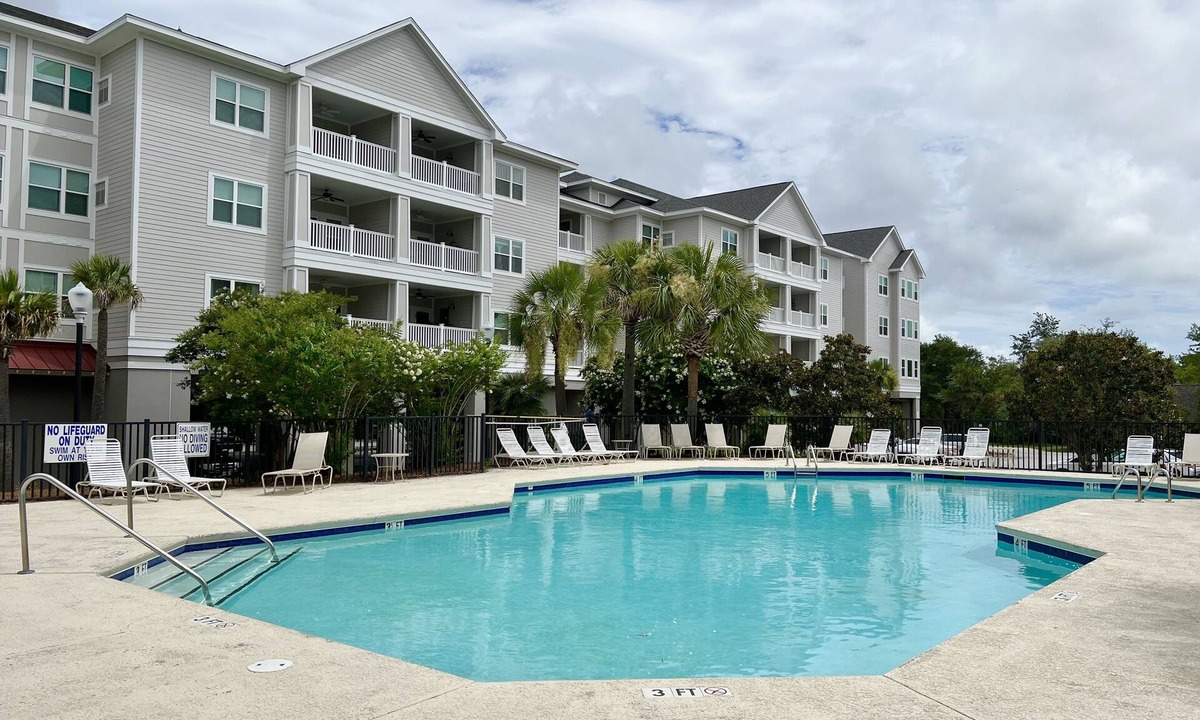 Charleston Condo | Luxury Condo 2 miles to the beach! Great for traveling Nurses!