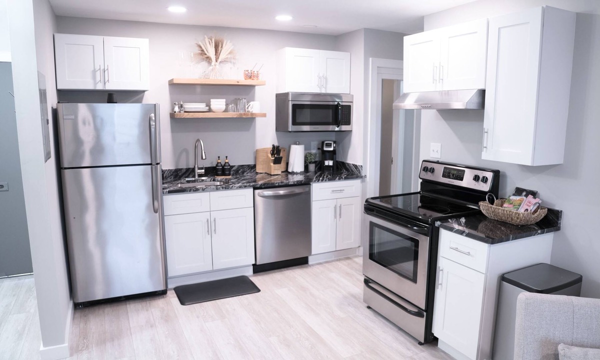Melrose Condo | Luxury Condo w/Pool *Newly Renovated*