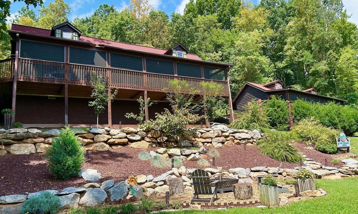 Lake Lure Cabin | Luxury Creek Waters Cabin - walk to Chimney Rock & Lake Lure