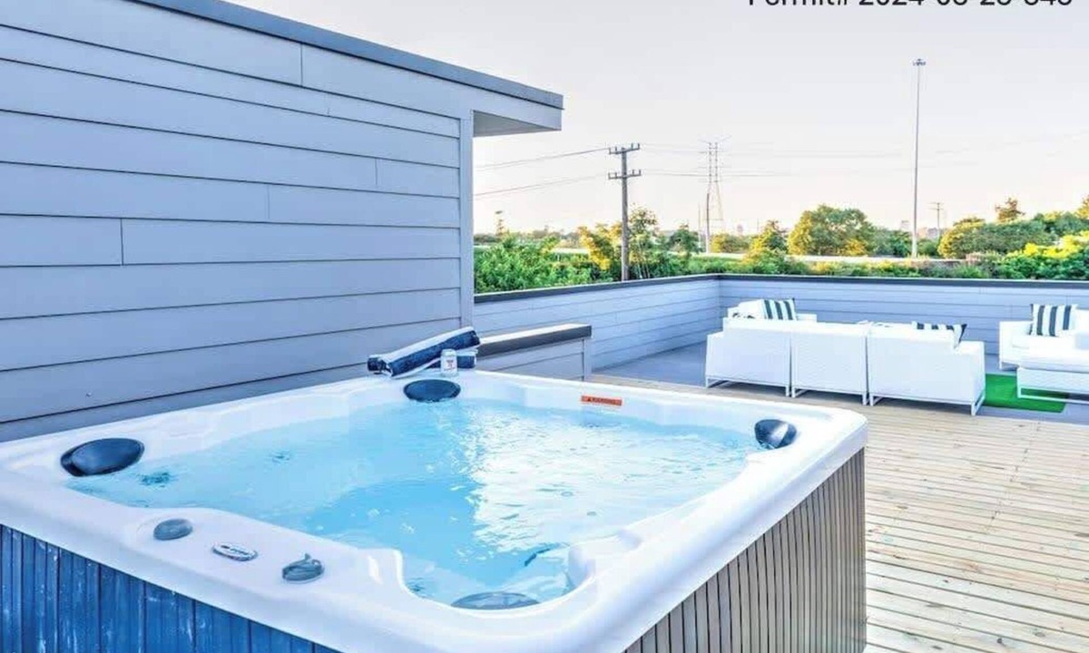 Berry Hill House | Luxury Downtown Home-12 BEDS! Game Room + Hot tub