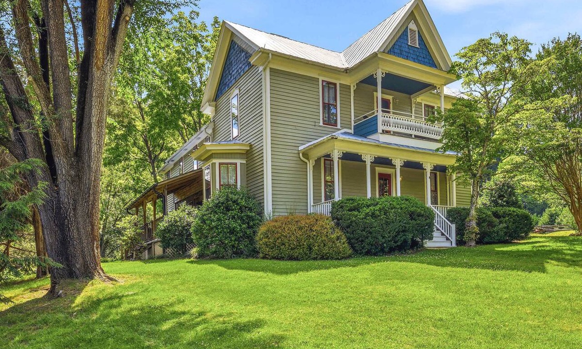 Weaverville House | Luxury Farmhouse & Creekside Cottage, Dog-friendly, Scenic Views, Firepit, BBQ