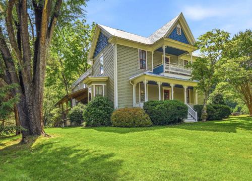 Weaverville House | Luxury Farmhouse & Creekside Cottage Dog-friendly Scenic Views Firepit BBQ