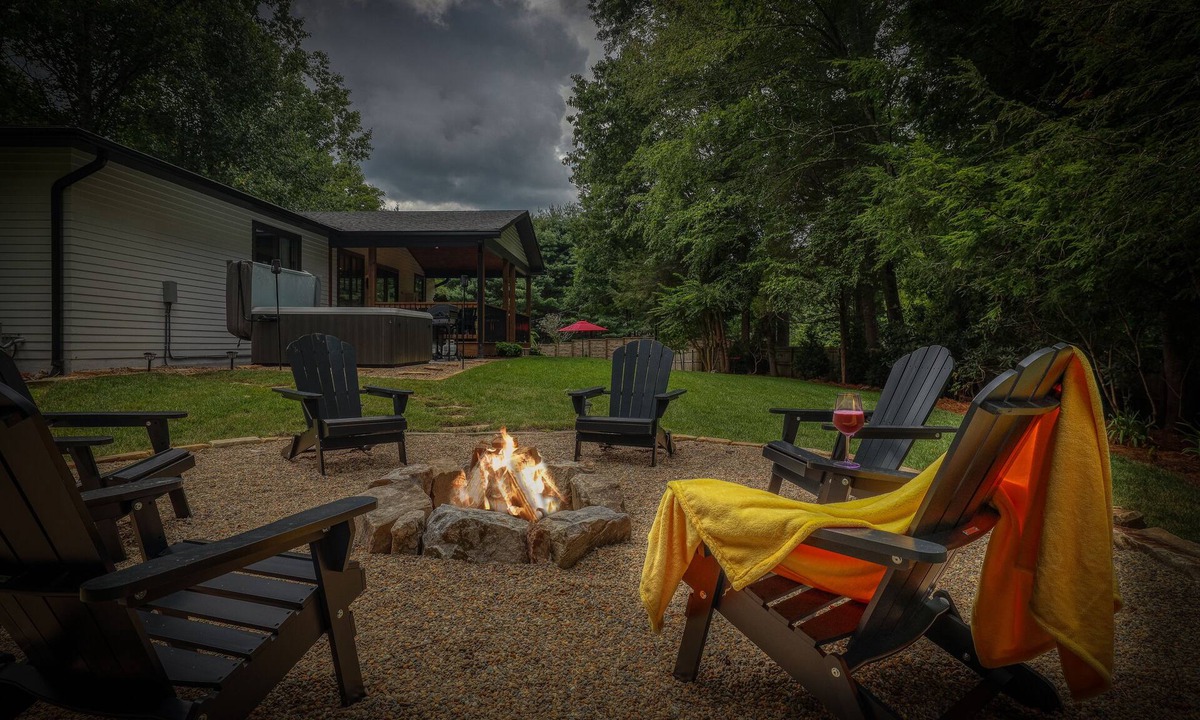 Hendersonville House | LUXURY FARMHOUSE, 2 Living spaces, Sleeps 12, PRIVATE in the mtns, 10min to town