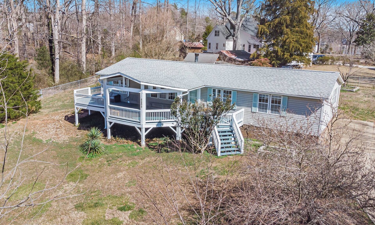 Terrell House | Luxury Lakeview 3BR w/Outdoor Deck, Basketball, Vinyls, Games in Lake Norman