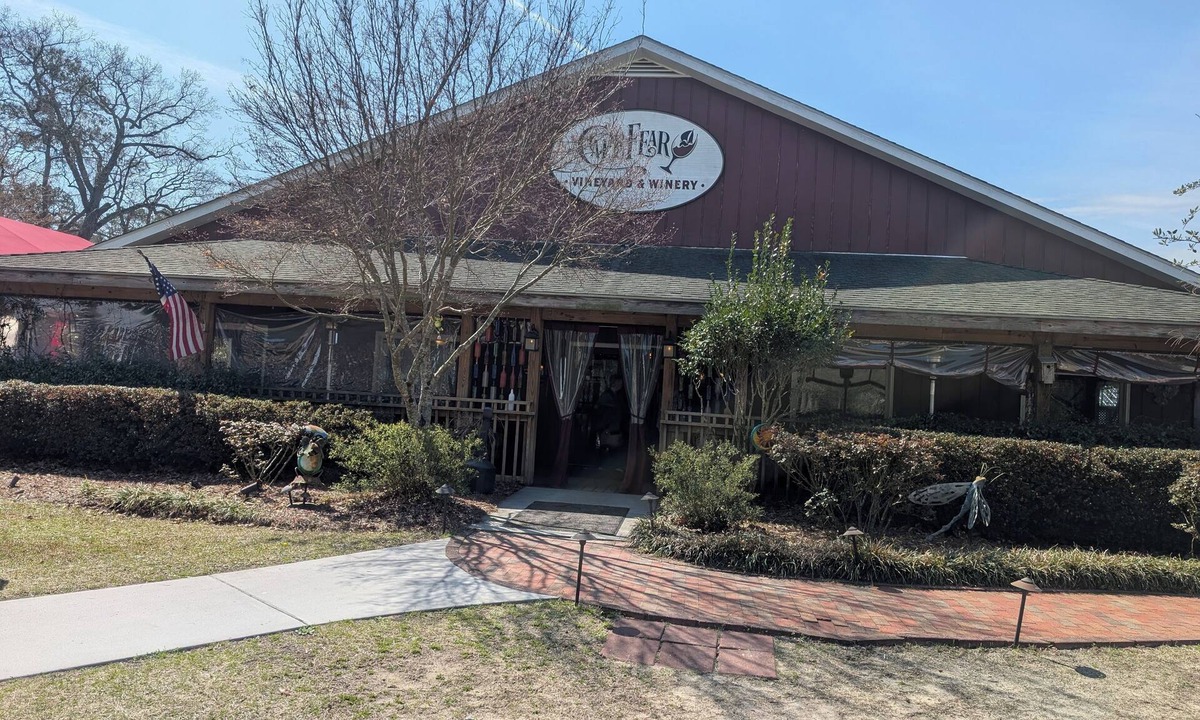 Elizabethtown Resort | Luxury Lodging, Lakefront View, Queen Bed w/Private Bath, Pull-out sofa, Private Patio.