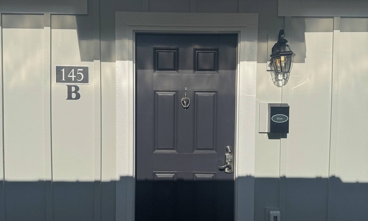 Elizabethtown Cottage | Luxury Lodging, Lakefront View, King Bed w/Private Bath, Patio