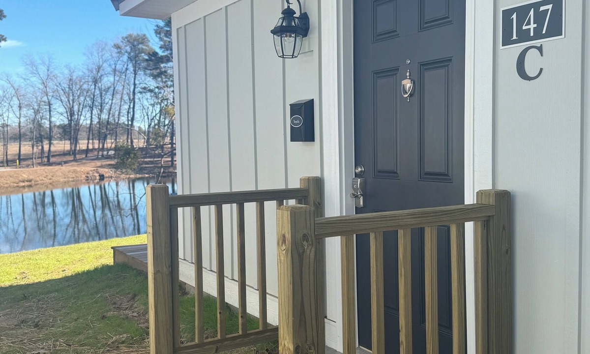 Elizabethtown Resort | Luxury Lodging, Lakefront View, King Bed w/Private Bath, Patio