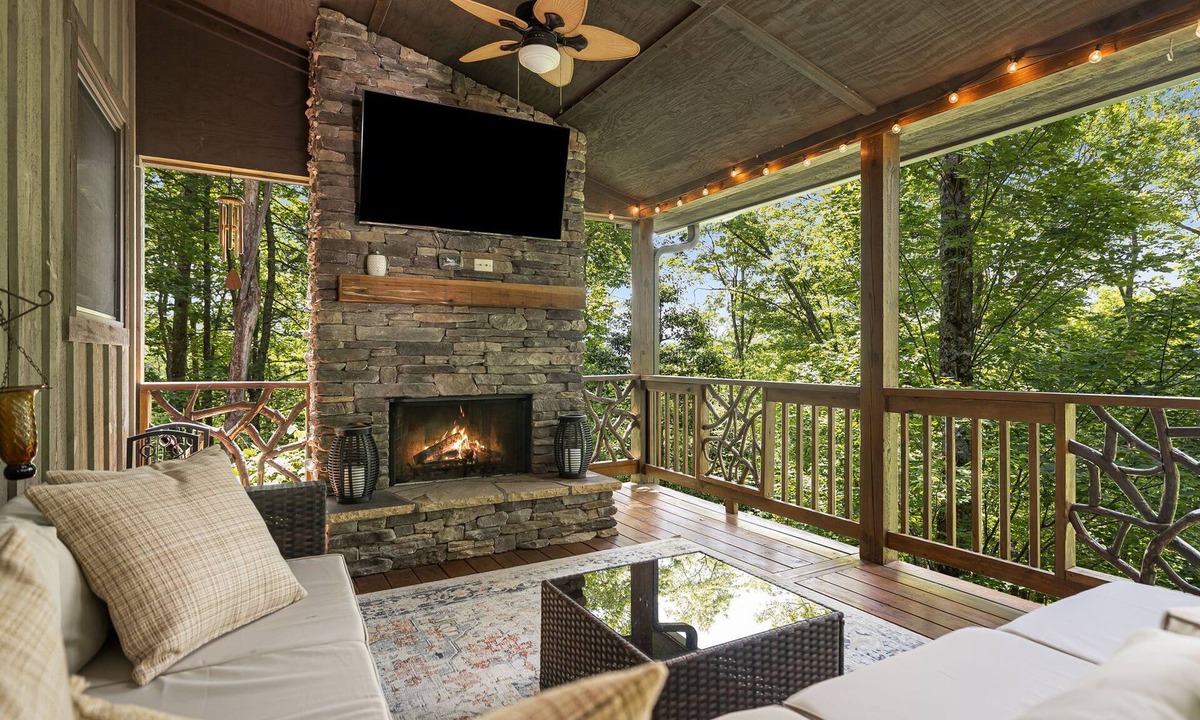 Sapphire Cabin | Luxury mountain home - lake, golf, tennis and more! Firewood included.