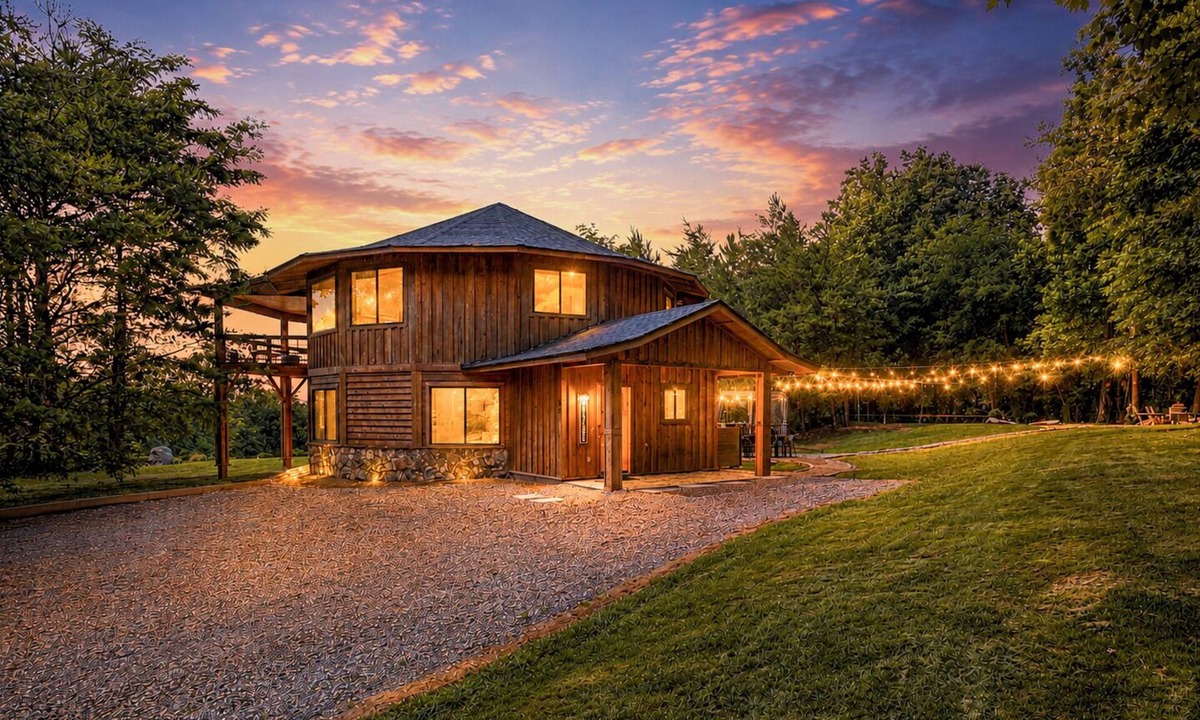 Leicester Cabin | Luxury Mountain Retreat Near Asheville | Hot Tub, Barrel Sauna, Fire Pit & Su.
