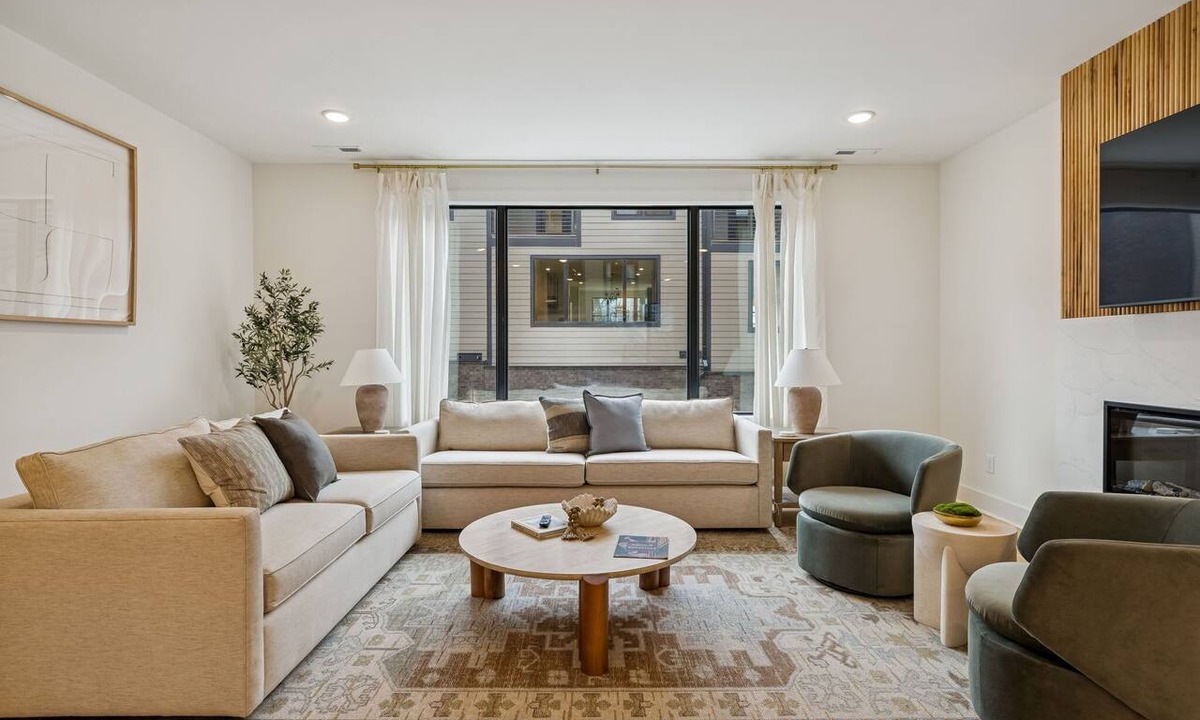 Hurwood Heights Condo | Luxury Nash Home w/Rooftop Downtown Skyline Views