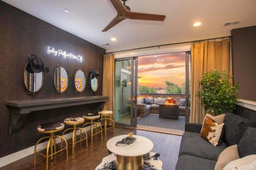 Buena Vista House | Luxury Nashville - Fire Table Balcony & City Views
