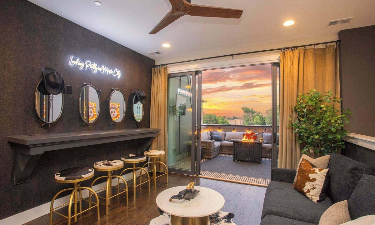Buena Vista House | Luxury Nashville - Rooftop, FireTable & City Views