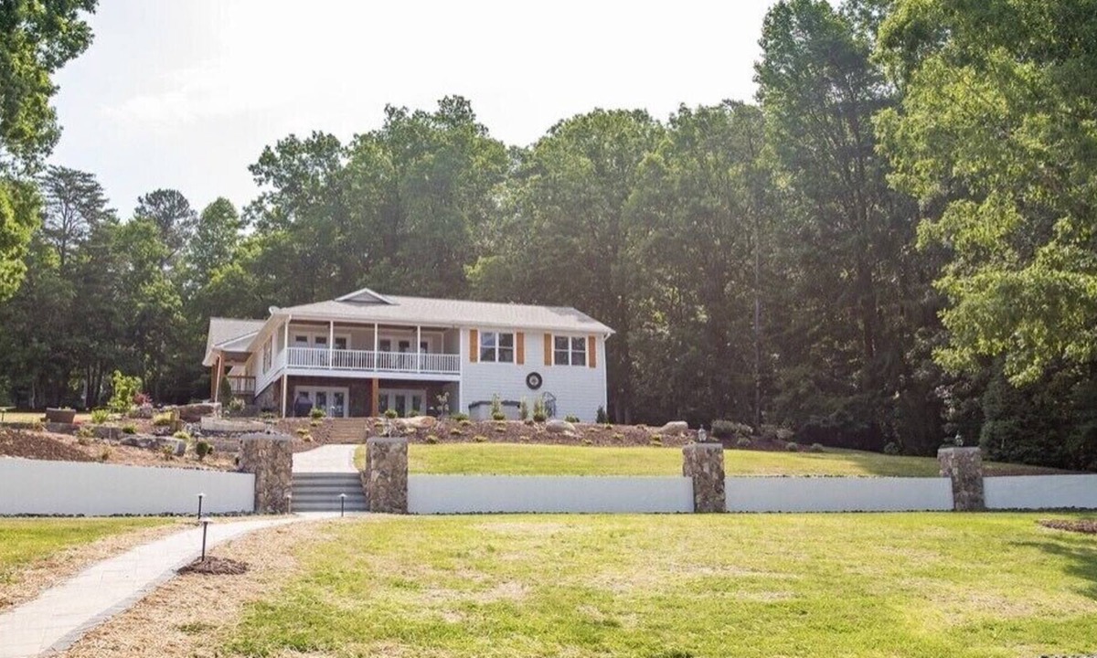 Roxboro House | Luxury on the Lake! Hot Tub, Fire Pit, Boat Dock, Pool Table etc.