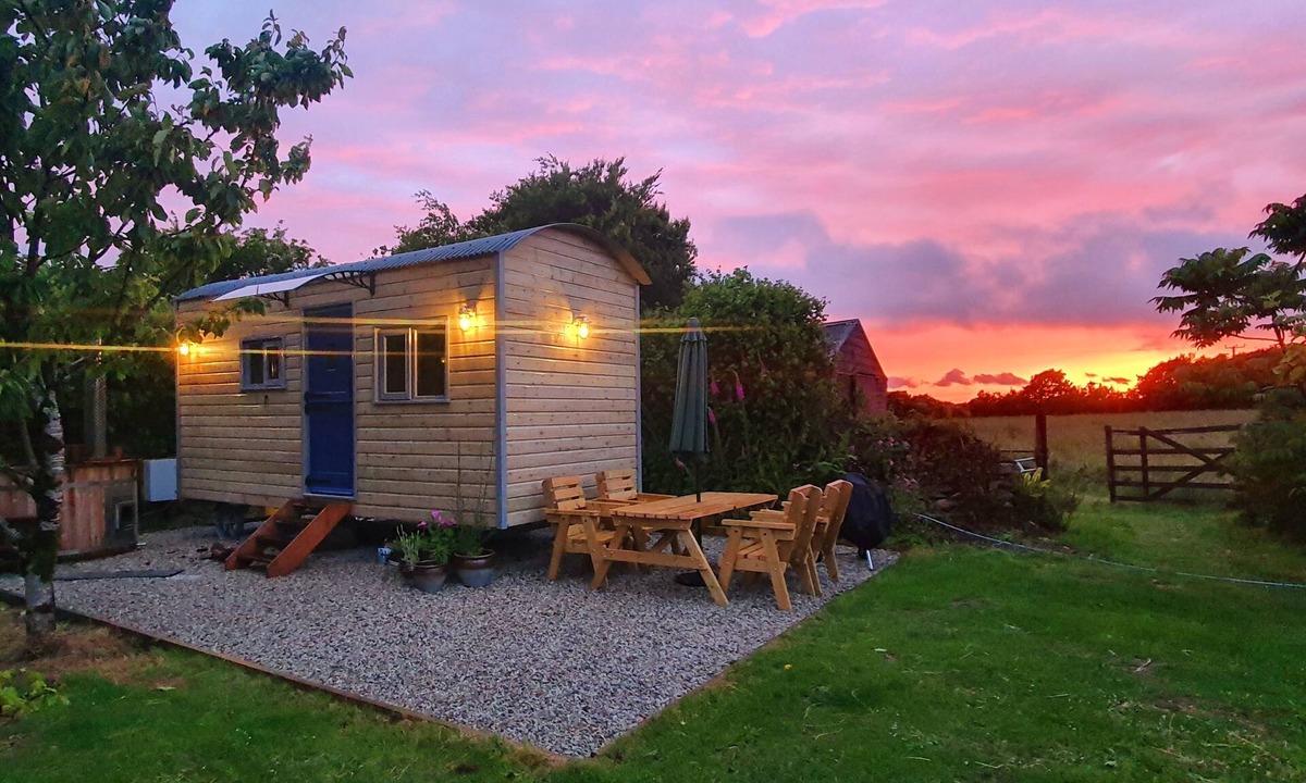 Camelford Cabin | Luxury romantic shepherd's hut - hot tub and Aga