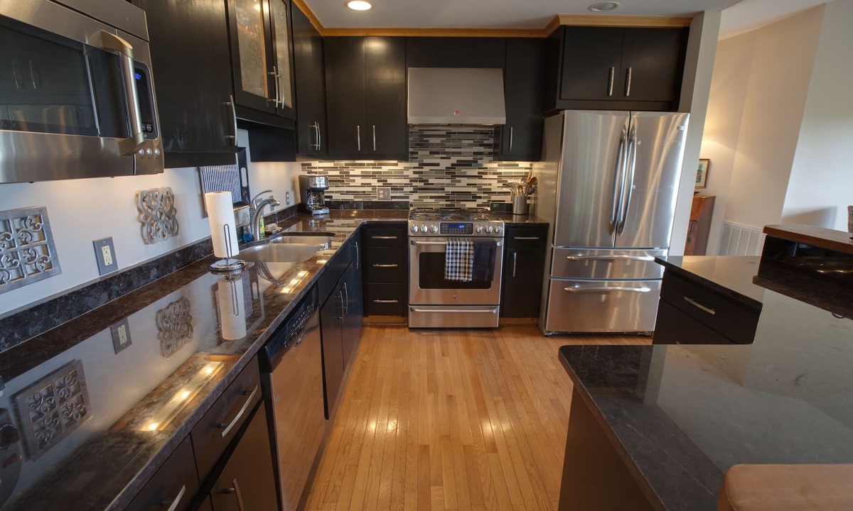 Highlands House | Luxury Stay w/Spectacular Mountain Views, Walk to Town!
