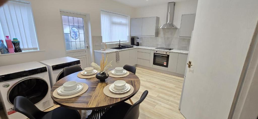 Failsworth Apartment | Machester Oldham Accomodation-Sleeps 6 -2BR