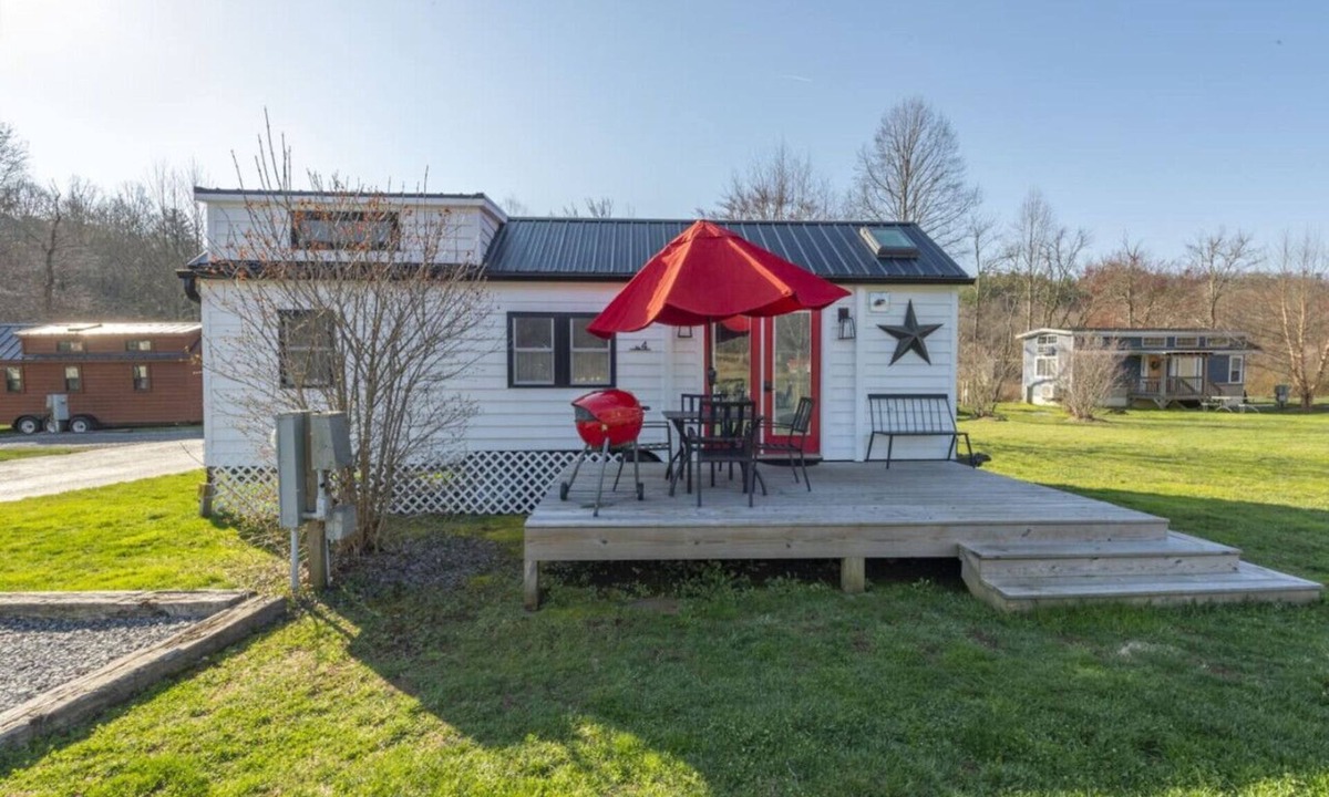 Mills River House | Magnolia | Tiny Modern Farmhouse Escape