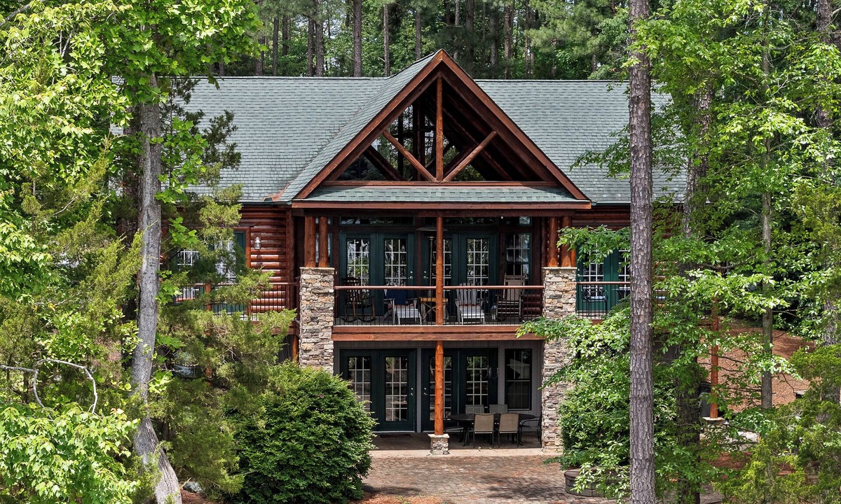 Henrico House | Main Lake Log Home Retreat - pizza oven, fire pit, kayaks, SUP, pontoon