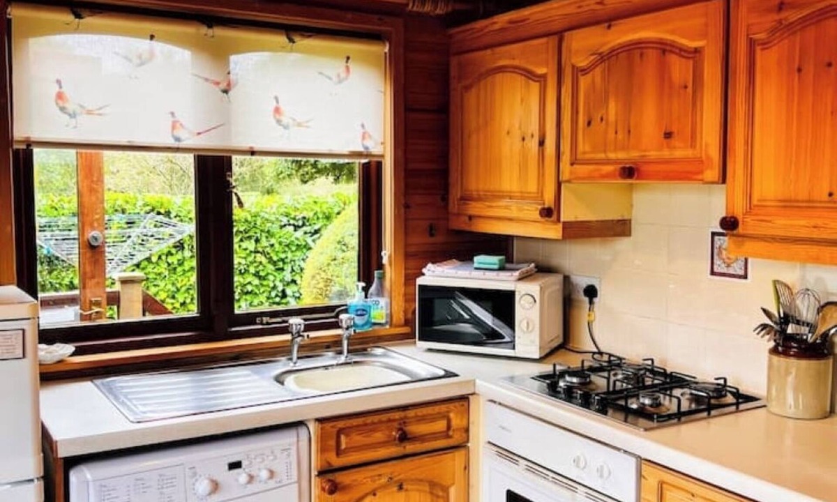 Pocklington Cabin | 'Mallard' - Secluded Rustic Lodge - Fishermans dream!nn