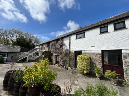 Lanteglos Apartment | Malt-Barn Conversion, with access to Pool & Hot Tub-at Fox Valley Cottages