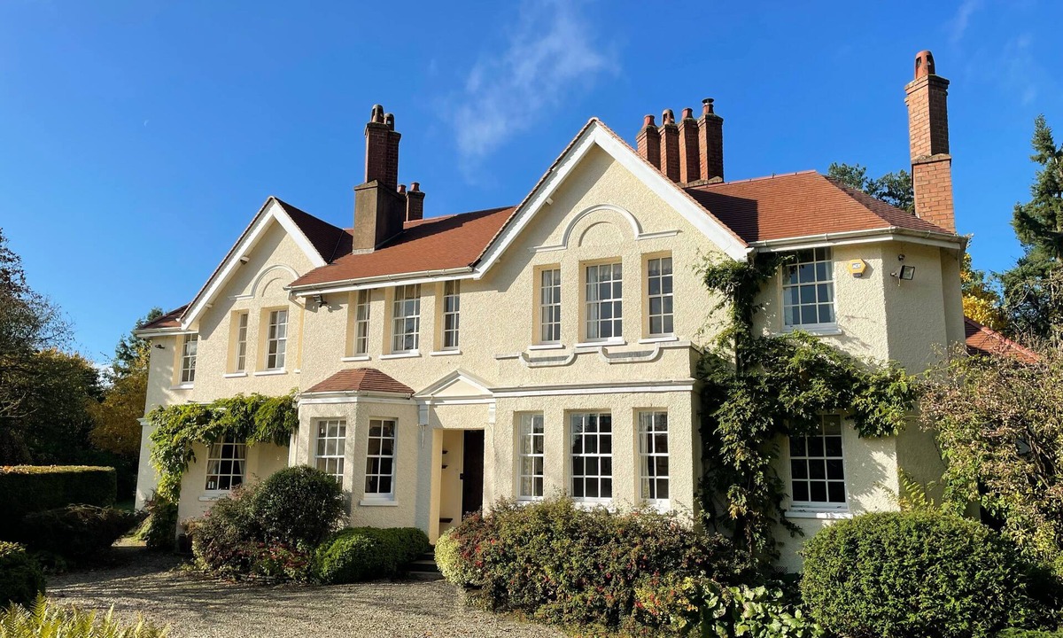 Ludwel House | Manor house set in five acres of gardens with private golf course, near Ludlow.