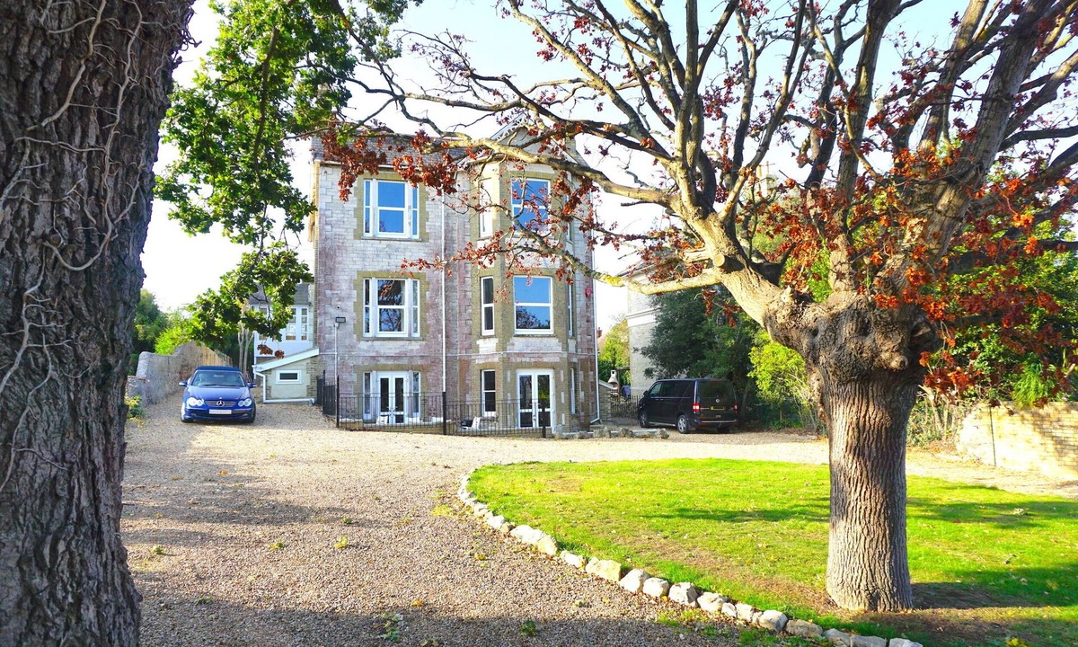 Ryde House | MANSION WITH SWIMMING POOL, GAMES ROOM, SEA VIEWS, SANDY BEACHES 2 MINS WALK