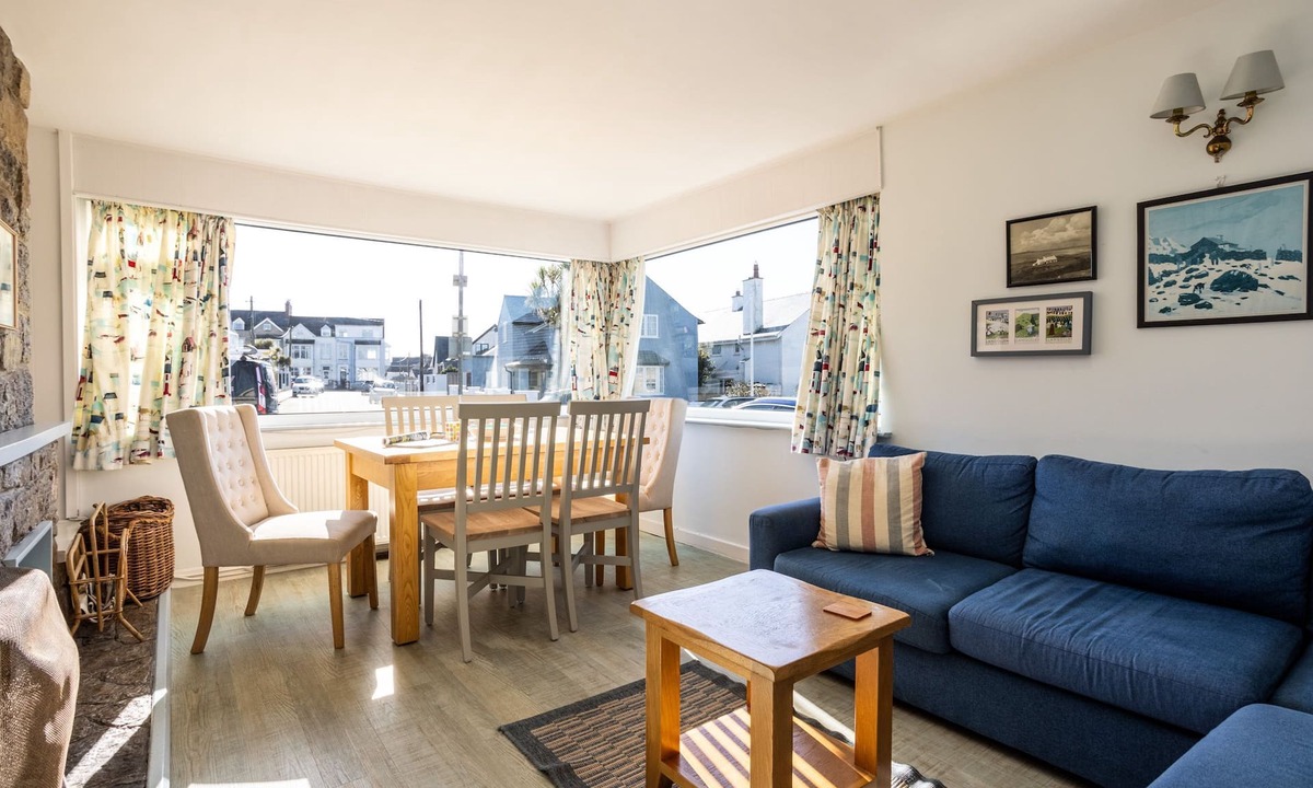 Rhosneigr Cottage | Marimar : Charming 3‑Bed Pet-Friendly Bungalow Steps from Rhosneigr Beach | Managed by Anglesey Holi