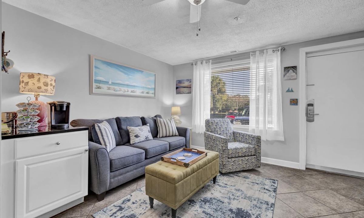 Airlie Condo | Marina Magic: Poolside Comfort & Cuisine!