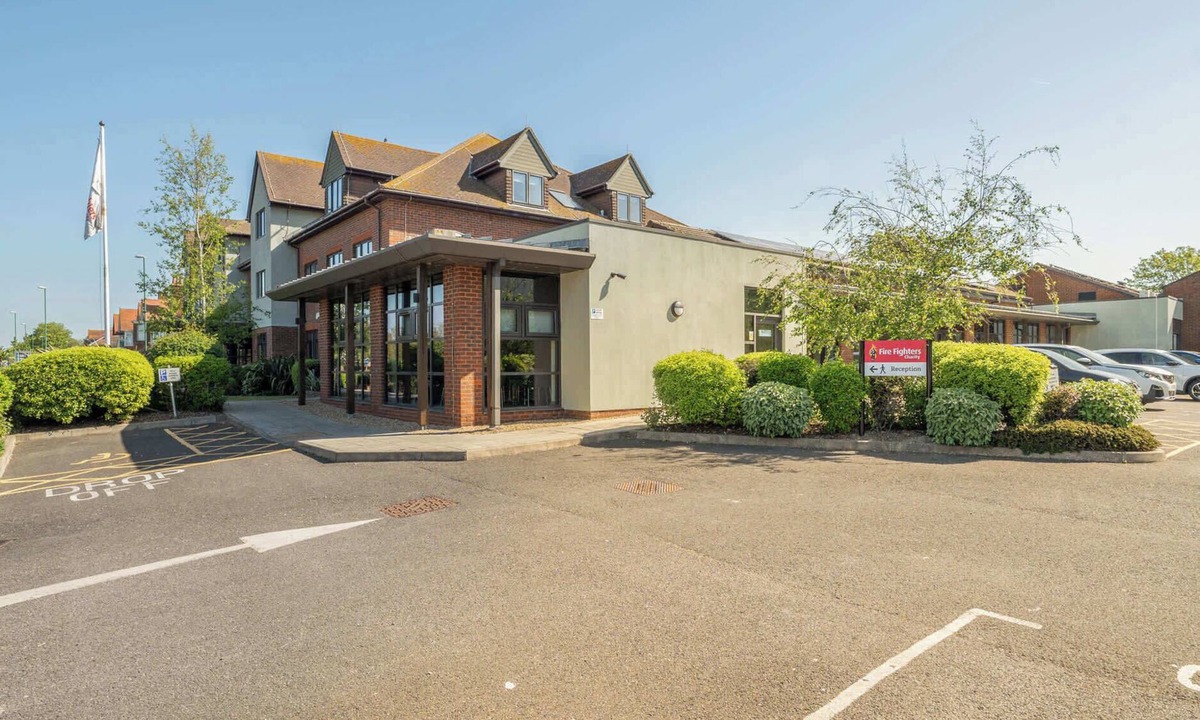 Littlehampton Apartment | Marine Court First-floor Apartment with Shower Room
