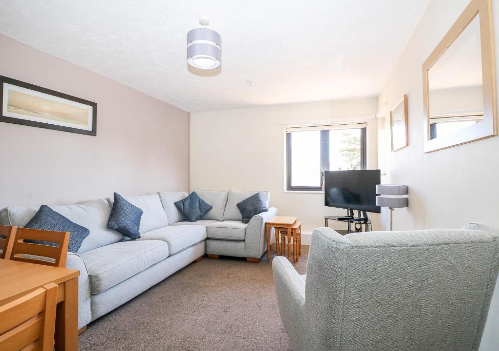 Littlehampton House | Marine Court Three Bedroom Second-floor Apartment 34