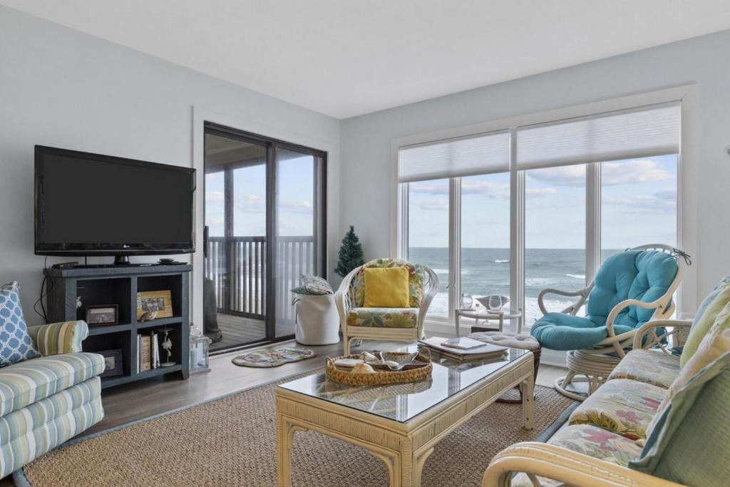 Pine Knoll Shores House | Maritime West