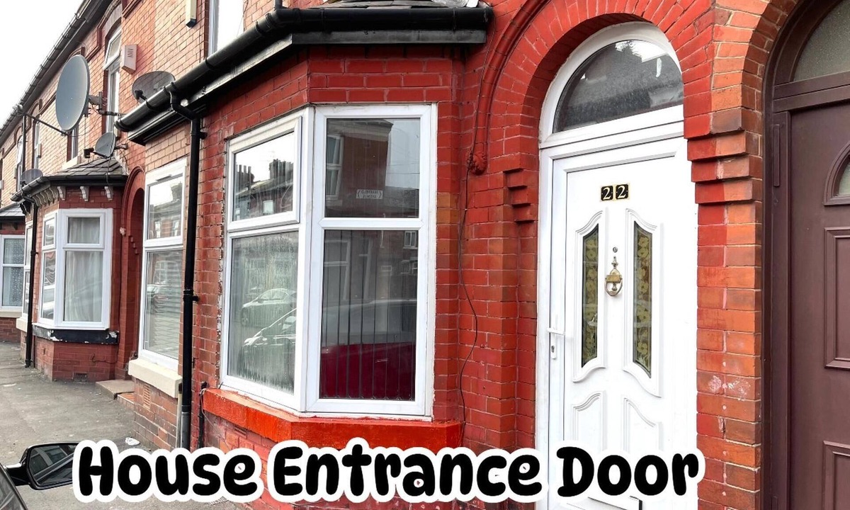 Rusholme House | Mcrshared House-big Bedroom Sleeps 3