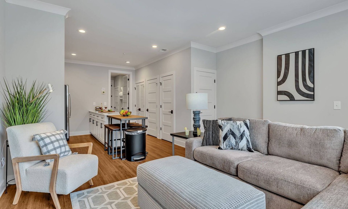 Melrose House | Melrose Fusion - 6 Units - Minutes to Broadway